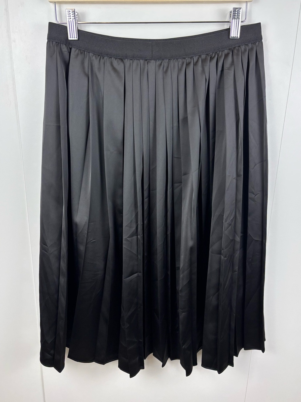 Uniqlo Black Satin Pleated Midi Skirt sz L Pull-On Style Shiny Glam Evening
